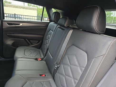 Used 2025 Volkswagen Atlas Cross Sport SE image 12