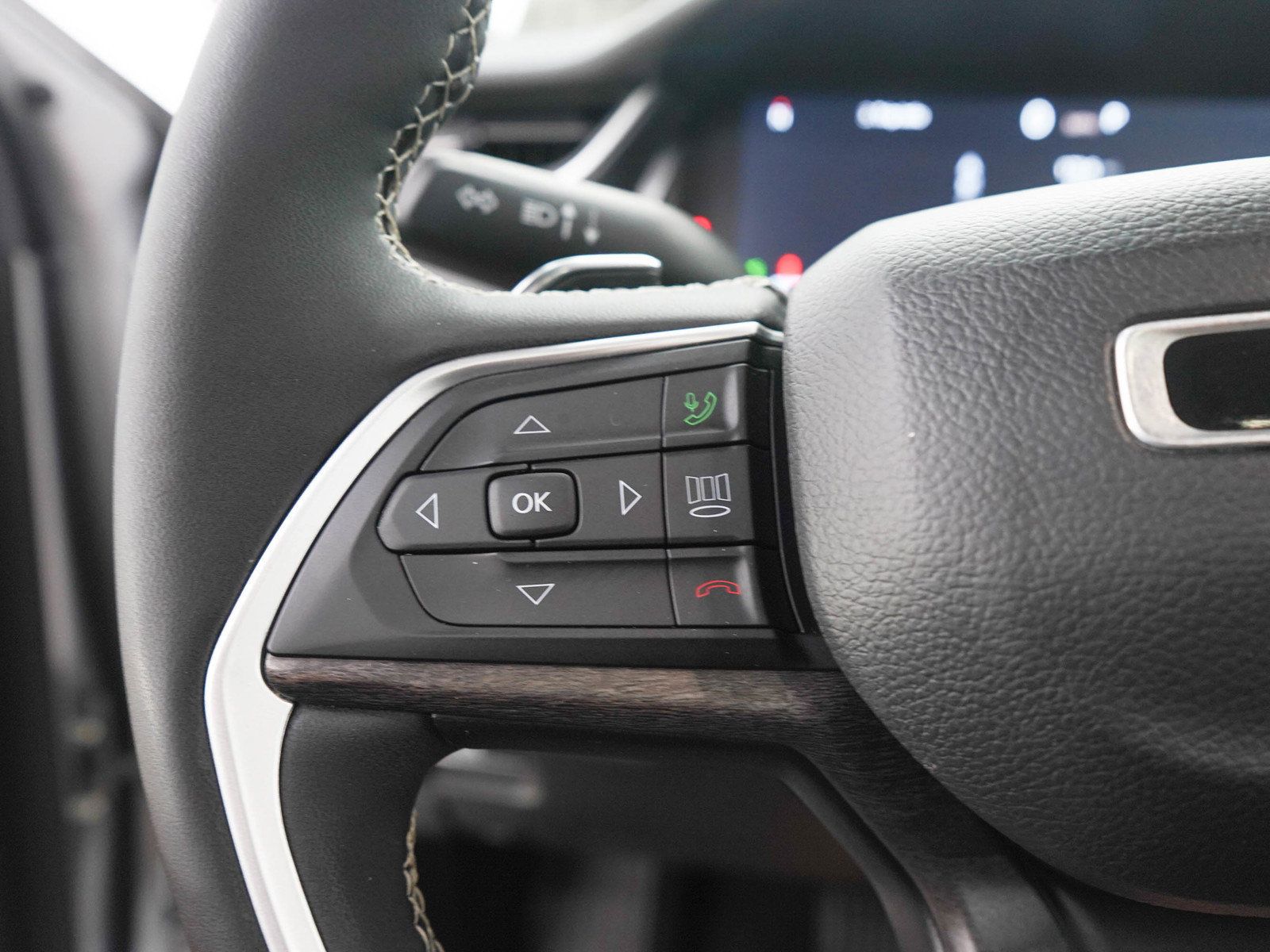 Used 2023 Jeep Grand Cherokee Limited AWD/4WD image 26