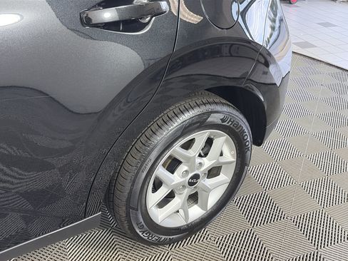 Used 2025 Kia Soul LX w/ LX Technology Package FWD image 14