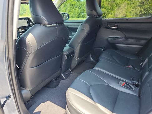 Used 2020 Toyota Highlander XLE AWD/4WD image 12