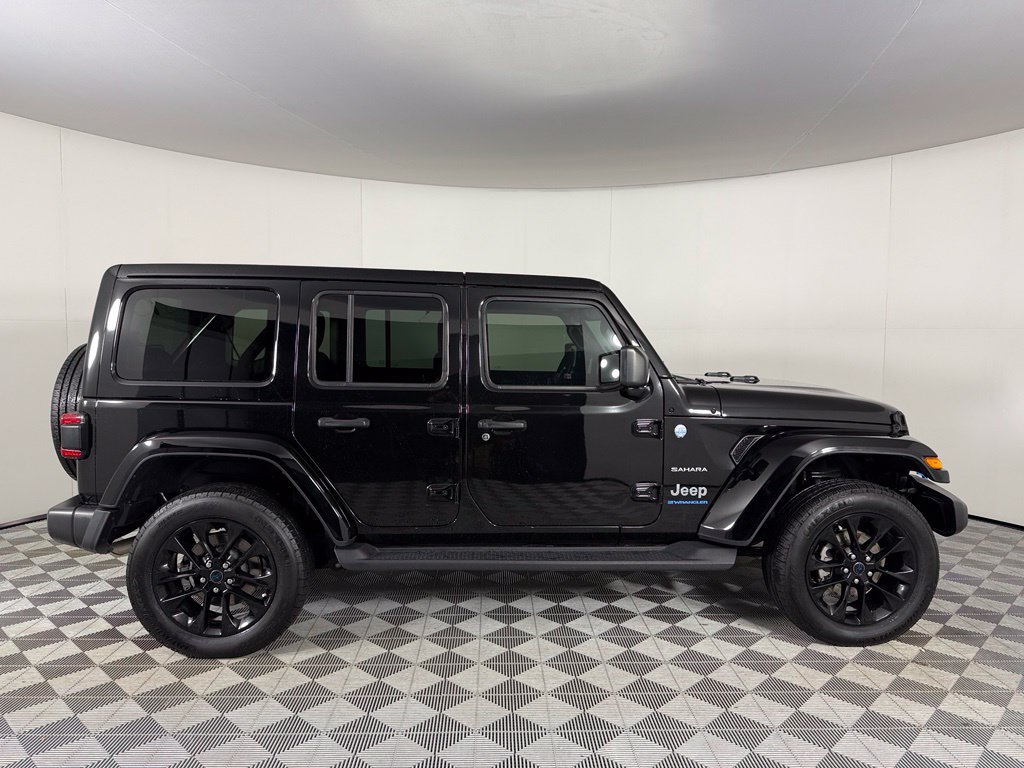 Used 2024 Jeep Wrangler Unlimited Sahara w/ Technology Group AWD/4WD image 5
