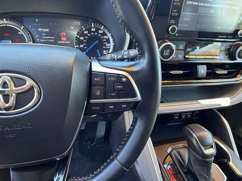Used 2021 Toyota Highlander XLE AWD/4WD image 29