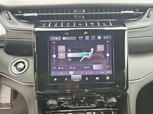 Used 2025 Jeep Grand Cherokee Altitude image 5