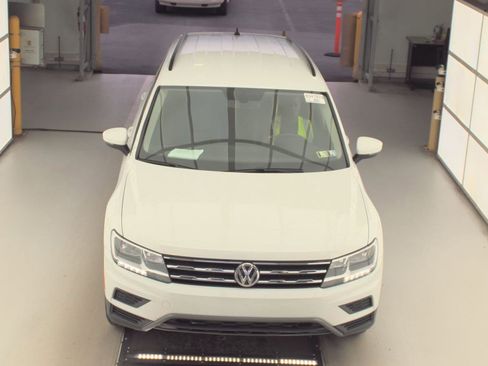 Used 2020 Volkswagen Tiguan SE FWD image 2