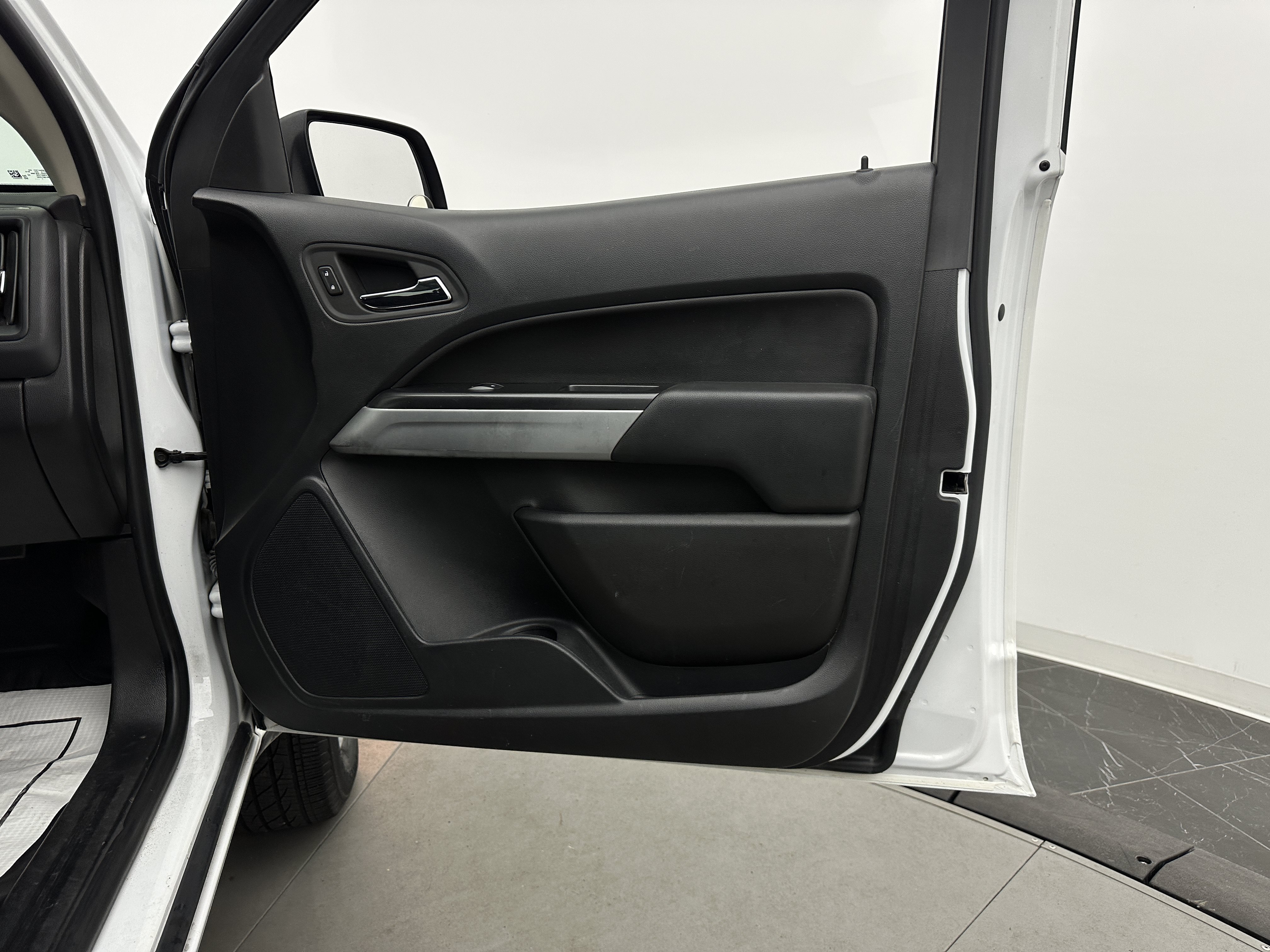 Used 2022 Chevrolet Colorado LT w/ Fleet Safety Package RWD image 30
