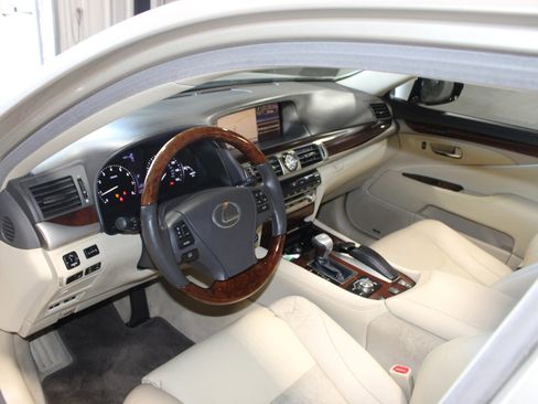 Used 2013 Lexus LS 460 w/ Comfort Pkg image 8