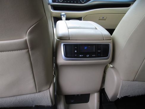 Used 2019 Toyota Highlander XLE AWD/4WD image 12