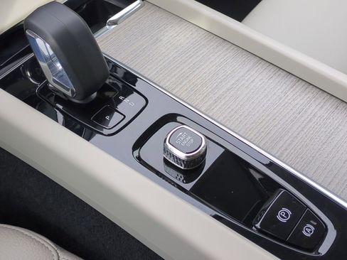 Used 2023 Volvo XC60 B5 Plus w/ Protection Package Premier image 25