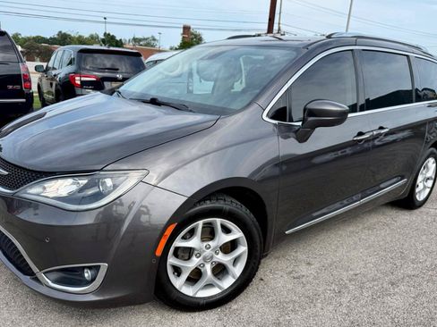 Used 2017 Chrysler Pacifica Touring-L Plus w/ Advanced Safetytec Group FWD image 3