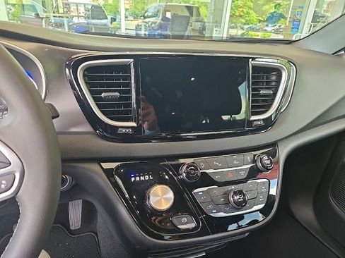 Used 2025 Chrysler Pacifica Select FWD image 9