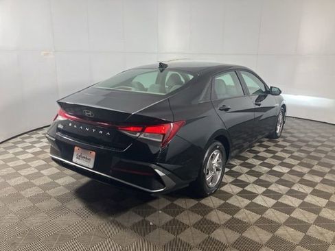 Used 2025 Hyundai Elantra SE image 5
