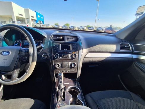 Used 2017 Ford Explorer XLT AWD/4WD image 18