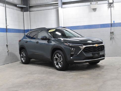 Used 2025 Chevrolet Trax LT FWD image 28