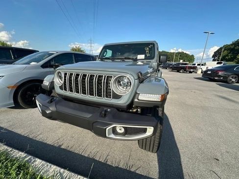Used 2025 Jeep Wrangler Unlimited Sahara AWD/4WD image 7