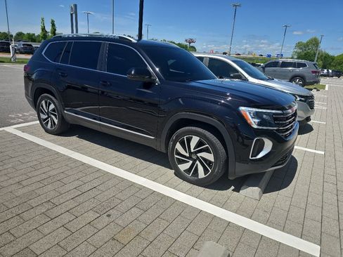 Used 2024 Volkswagen Atlas SEL AWD/4WD image 2