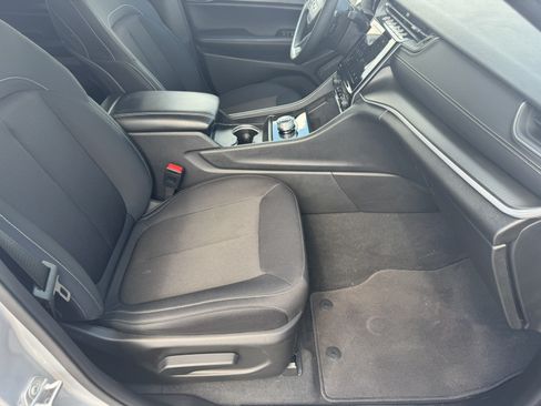 Used 2024 Jeep Grand Cherokee Laredo RWD image 15