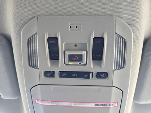 Used 2023 Toyota Highlander XLE FWD image 33