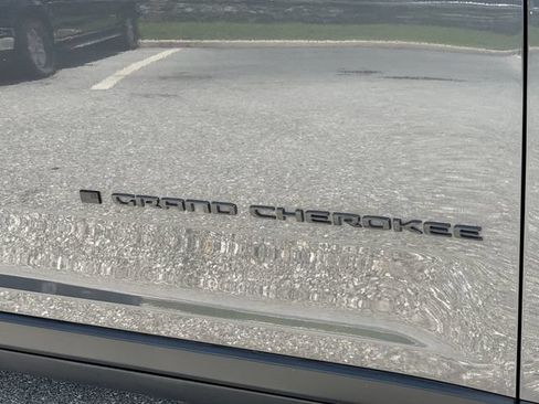 Used 2022 Jeep Grand Cherokee Altitude RWD image 14