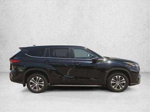 Used 2023 Toyota Highlander XLE w/ Protection Package #3 (TMS) AWD/4WD image 4