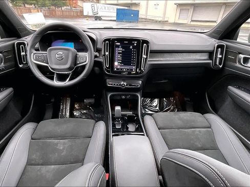 Used 2023 Volvo XC40 Recharge Ultimate image 18