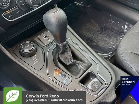 Used 2019 Jeep Cherokee Latitude w/ Cold Weather Group image 20