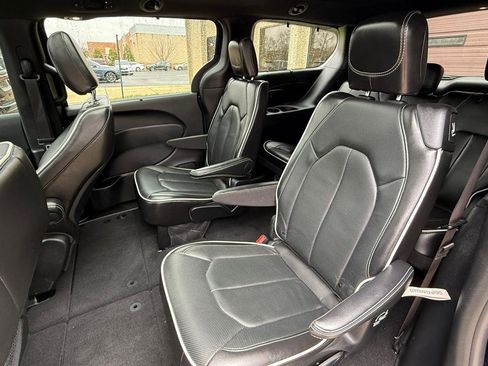 Used 2025 Chrysler Pacifica Limited image 19