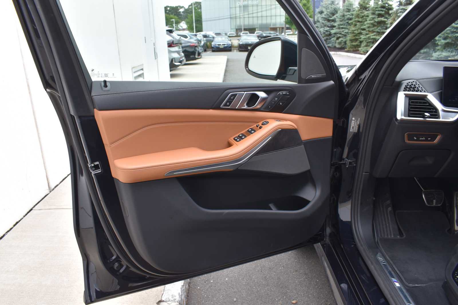 Used 2026 BMW X7 xDrive40i w/ M Sport Package AWD/4WD image 13