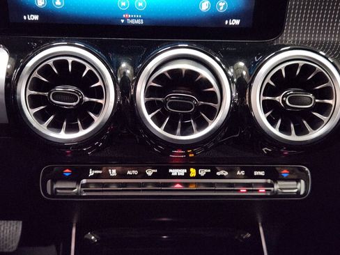 Used 2022 Mercedes-Benz GLB 250 image 33