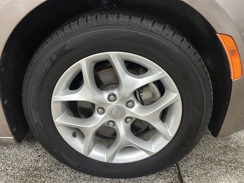 Used 2018 Chrysler Pacifica Touring-L Plus w/ Tire & Wheel Group FWD image 9