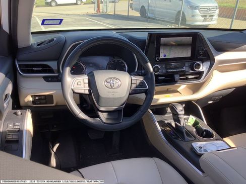 Used 2023 Toyota Highlander XLE image 10