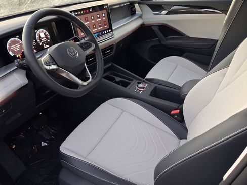 New 2026 Volkswagen Tiguan SE FWD image 7