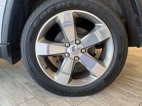 Used 2018 Jeep Grand Cherokee Laredo AWD/4WD image 19