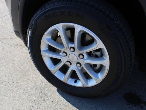 Used 2021 Jeep Grand Cherokee Laredo X image 3