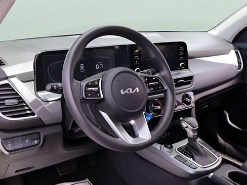 Used 2024 Kia Seltos LX AWD/4WD image 11