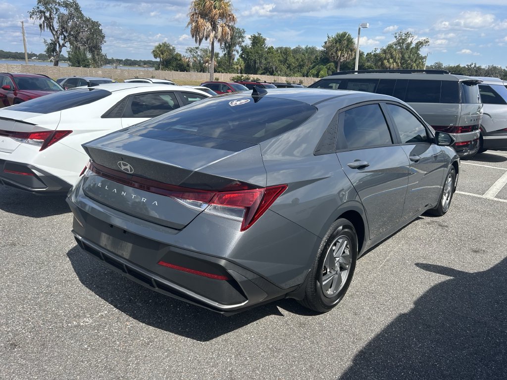 Used 2025 Hyundai Elantra SE FWD image 4