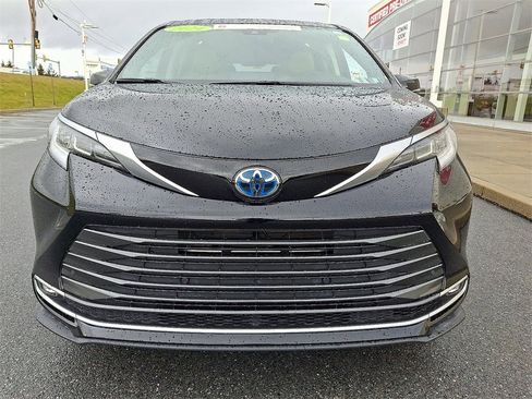 Certified 2024 Toyota Sienna Limited image 3