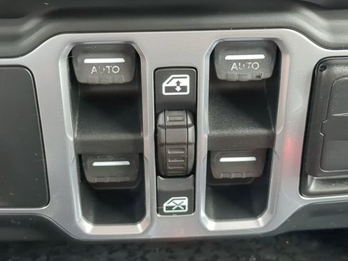 Used 2018 Jeep Wrangler Unlimited Sport S image 22