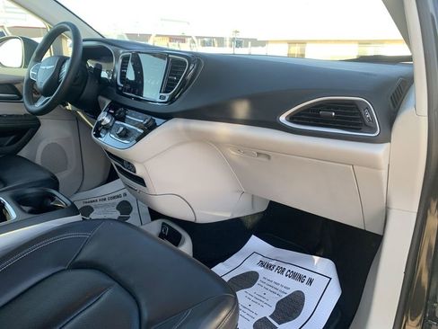 Used 2023 Chrysler Pacifica Touring-L FWD image 27