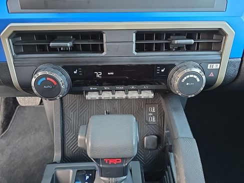 Used 2025 Toyota Tacoma TRD Off-Road image 15