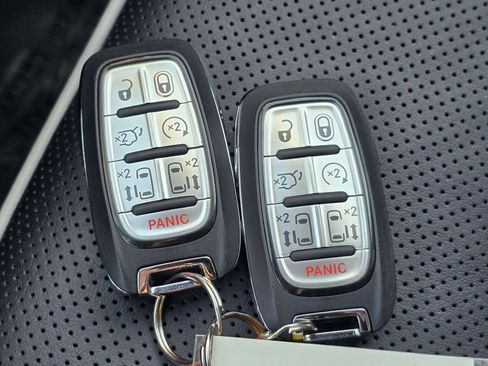 Used 2026 Chrysler Pacifica Limited image 33