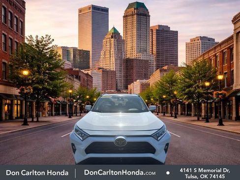 Used 2020 Toyota RAV4 XLE w/ Convenience Package FWD image 2