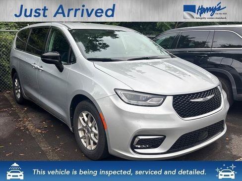 Used 2024 Chrysler Pacifica Touring-L FWD image 3