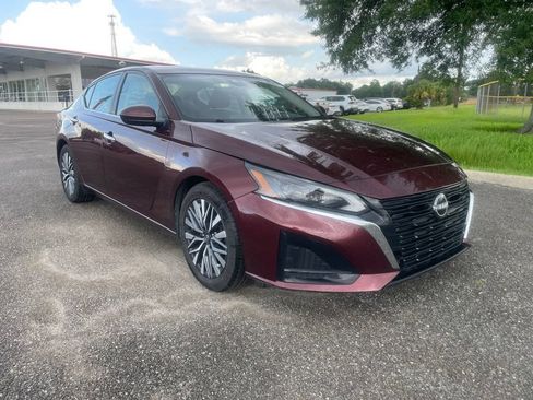 Used 2023 Nissan Altima 2.5 SV FWD image 2