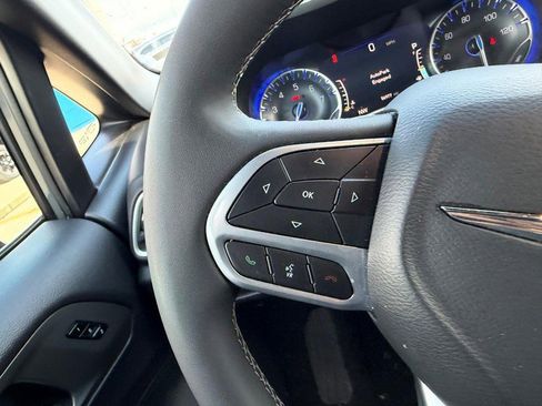 Used 2025 Chrysler Pacifica Select FWD image 14