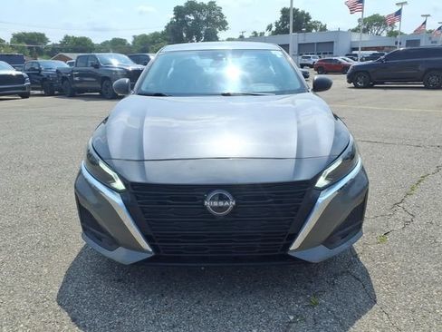 Used 2024 Nissan Altima 2.5 SV FWD image 2