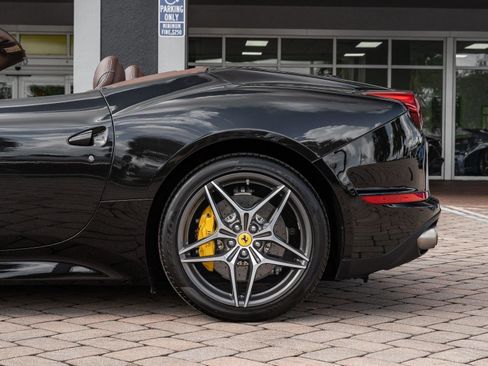 Used 2015 Ferrari California T image 11