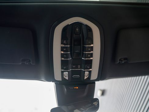 Certified 2025 Porsche Macan image 10