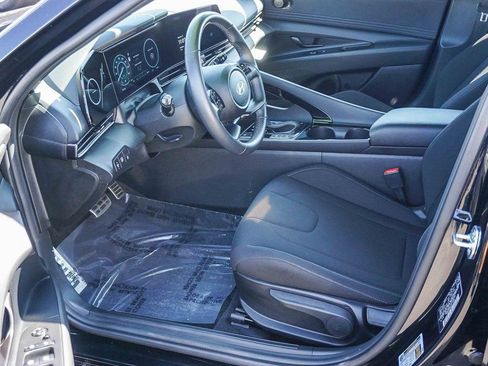 Certified 2025 Hyundai Elantra SEL image 18