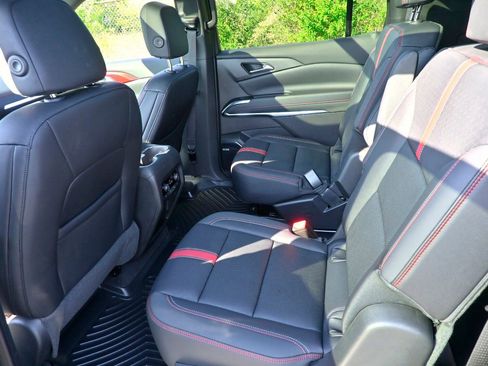 Used 2025 Chevrolet Traverse RS image 21