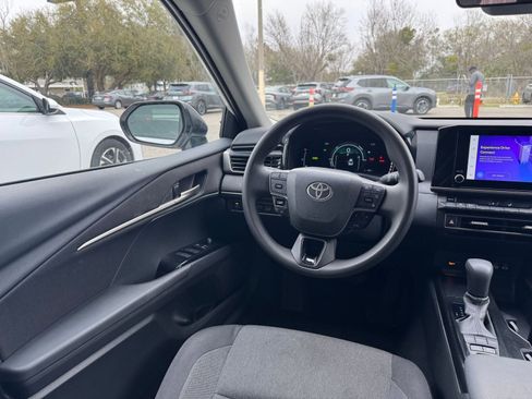 Used 2025 Toyota Camry LE FWD image 22